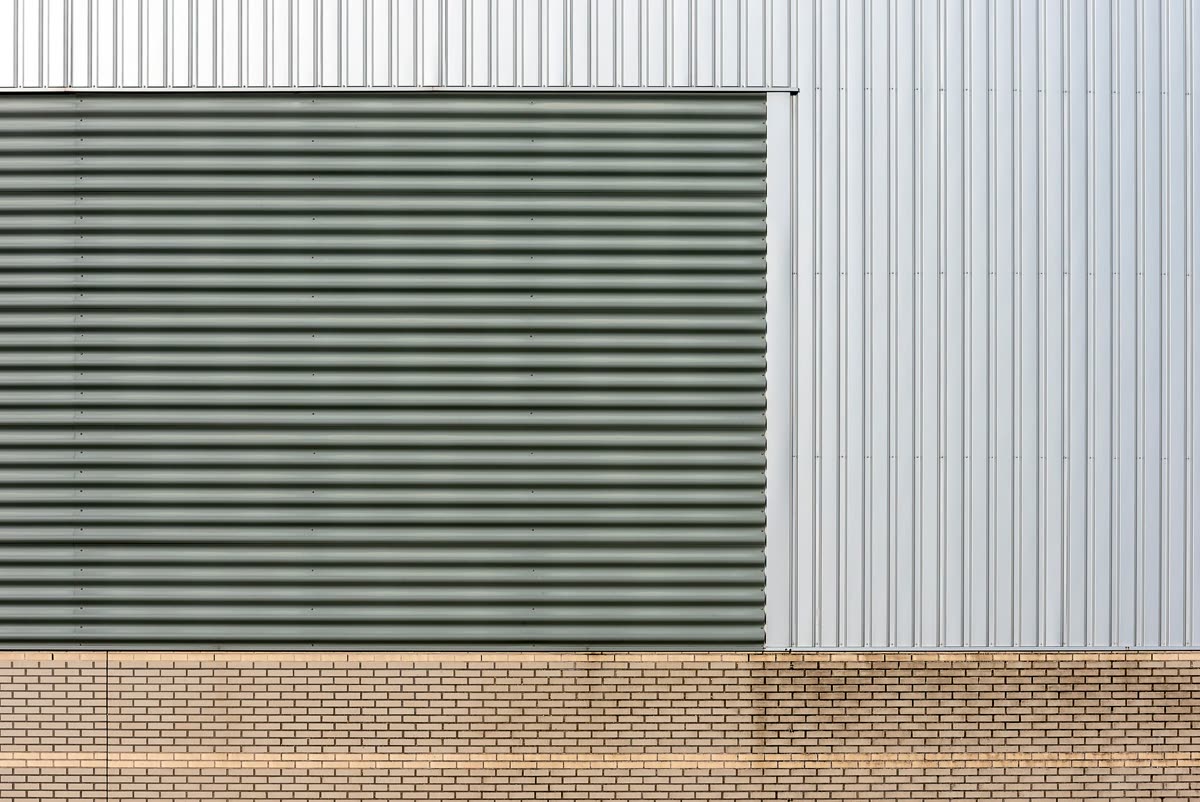 Fassade einer Gewerbehalle mit Metallverkleidung