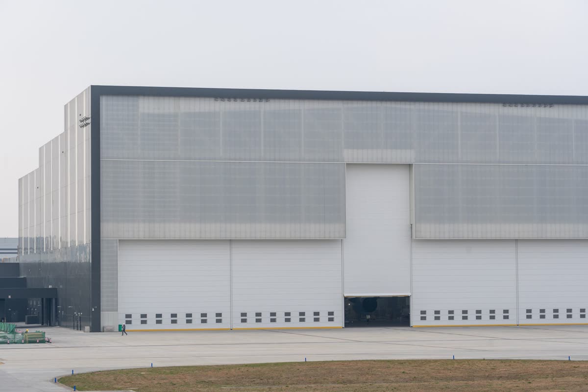Moderne Gewerbehalle mit grauer Metallfassade