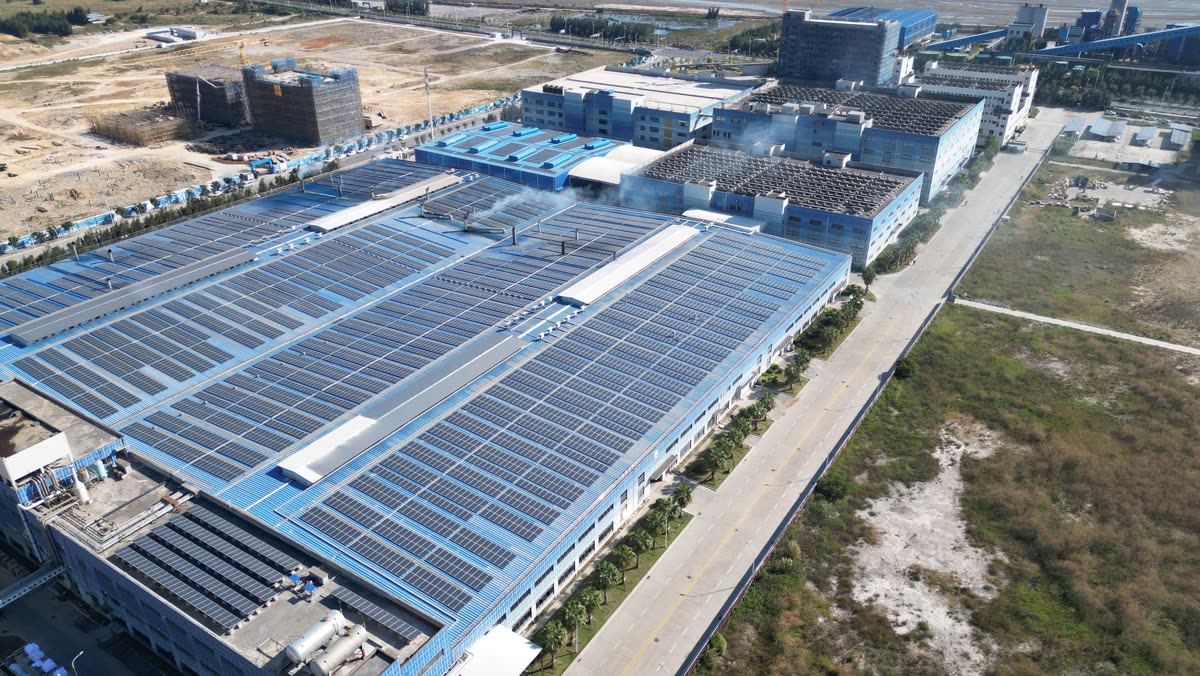 Luftaufnahme einer Industriehalle mit Photovoltaik auf dem Dach